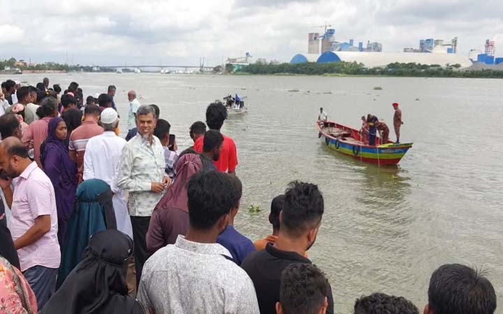 মুন্সিগঞ্জে ধলেশ্বরী নদীতে লঞ্চ থেকে পড়ে নিখোঁজ ১
