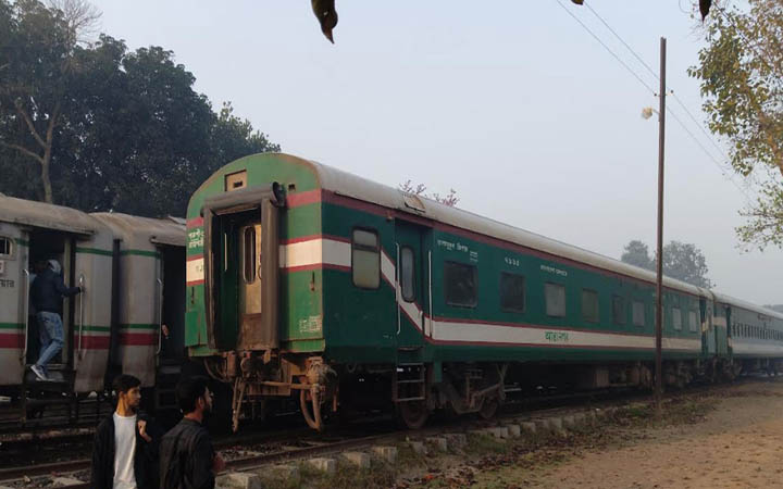 দুই বগি রেখেই খুলনায় চলে গেল সাগরদাঁড়ি এক্সপ্রেস
