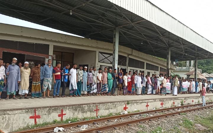 নরসিংদী কমিউটারের খানাবাড়ি স্টেশনে যাত্রাবিরতির দাবি