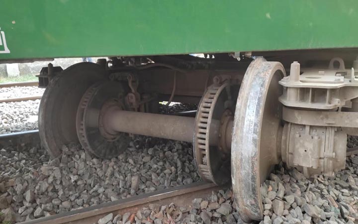 রাজশাহী রেলওয়ে স্টেশনে ট্রেনের বগি লাইনচ্যুত