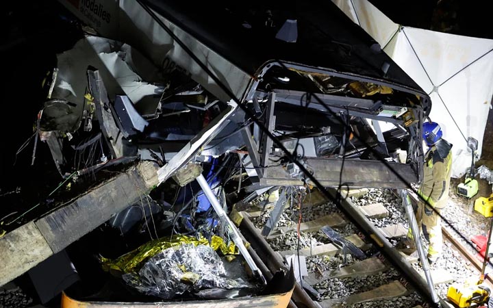 বার্সেলোনায় ট্রেন দুর্ঘটনায় চালক নিহত, আহত বহু