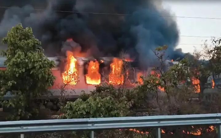 ভারতের রাজস্থানে চলন্ত ট্রেনে আগুন