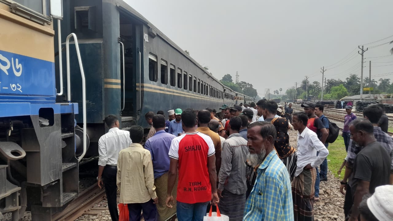 যশোর রেলওয়ে জংশনে ট্রেন লাইনচ্যূত, রেলযোগাযোগ সাময়িক বিচ্ছিন্ন