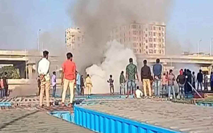 তেজগাঁও ট্রাকস্ট্যান্ডে আগুন, নিয়ন্ত্রণে তিন ইউনিট