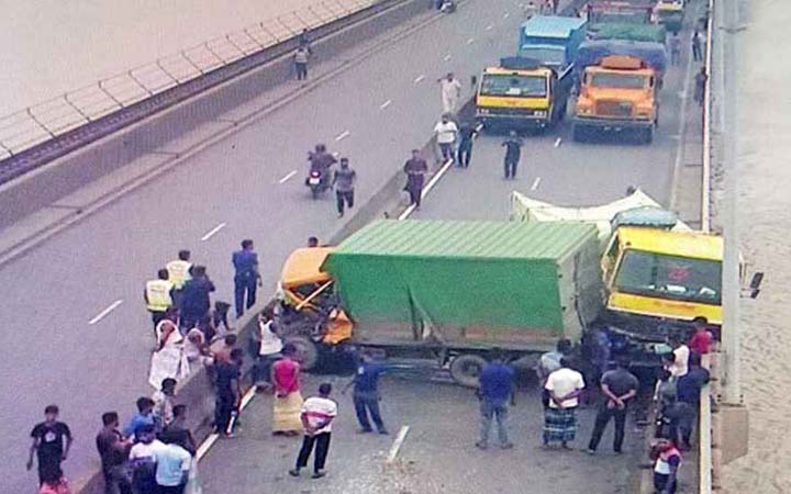 যমুনা সেতুর ওপর ট্রাক, কাভার্ডভ্যান ও ট্যাংকারের সংঘর্ষ