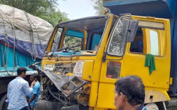 দুর্ঘটনার পর ঢাকা-বরিশাল মহাসড়কে যান চলাচল বন্ধ
