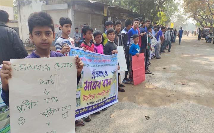 কুষ্টিয়া হাউজিং এষ্টেটের মাঠ রক্ষায় মানববন্ধন