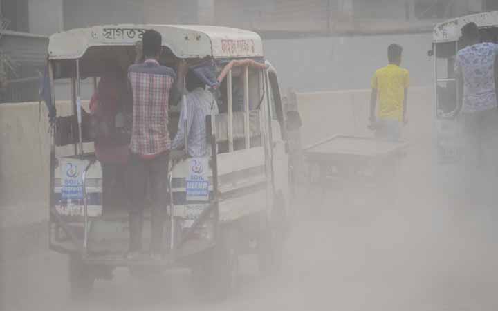 টানা বৃষ্টিতে দূষিত শহরের তালিকায় ঢাকার উন্নতি