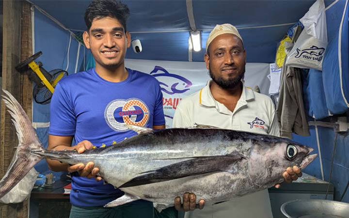 ইলিশের জালে ১৮ কেজির টুনা, দেখতে ভিড় পর্যটকদের