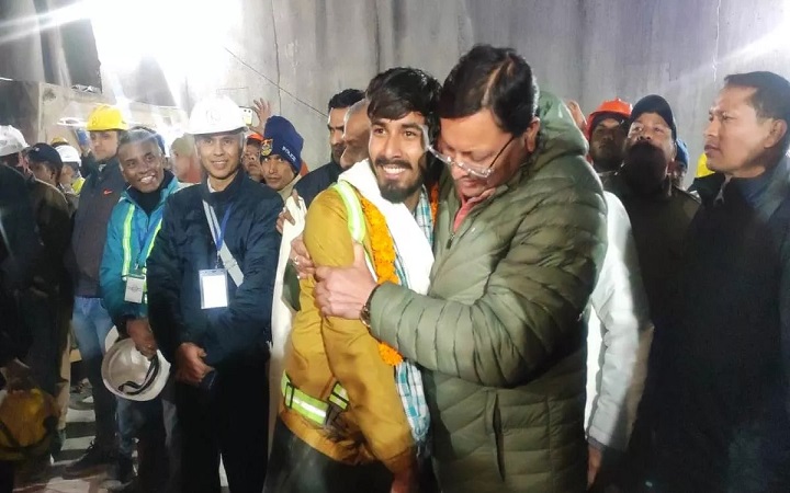 ভারতে টানেল ধস: ১৭ দিন পর ৪১ শ্রমিককে জীবিত উদ্ধার