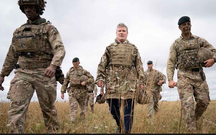 ইউক্রেনে সেনা পাঠাতে চায় যুক্তরাজ্য