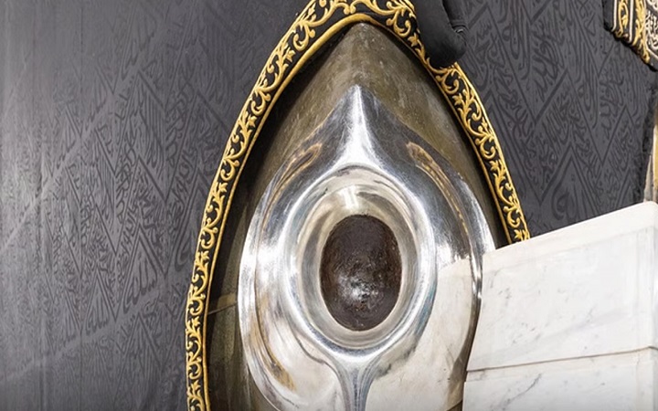 তাওয়াফের সময় হাজরে আসওয়াদের সামনে দাঁড়িয়ে না থাকার নির্দেশ