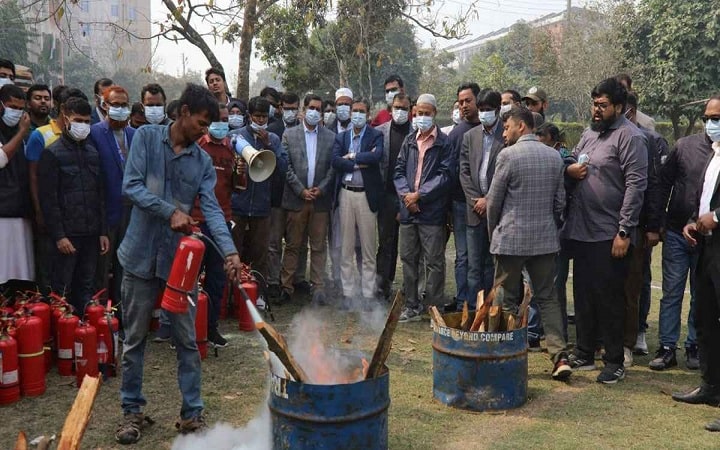 যবিপ্রবিতে ফায়ার এক্সটিংগুইসার ব্যবহার শীর্ষক ট্রেনিং অনুষ্ঠিত