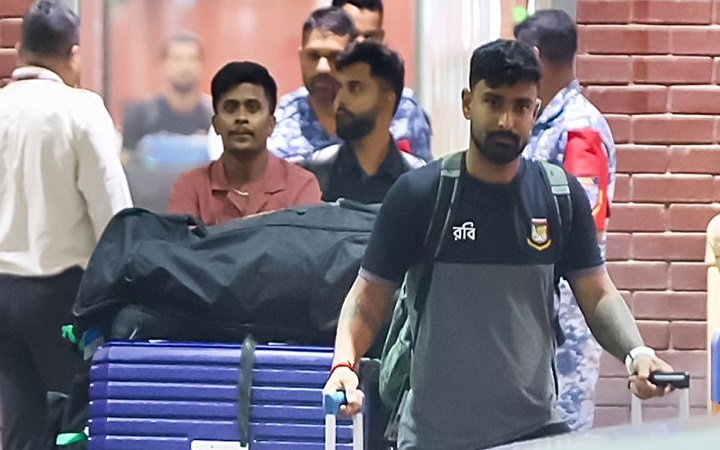 পাকিস্তান থেকে হোয়াইটওয়াশ হয়ে দেশে ফিরেছেন শান্ত-লিটনরা