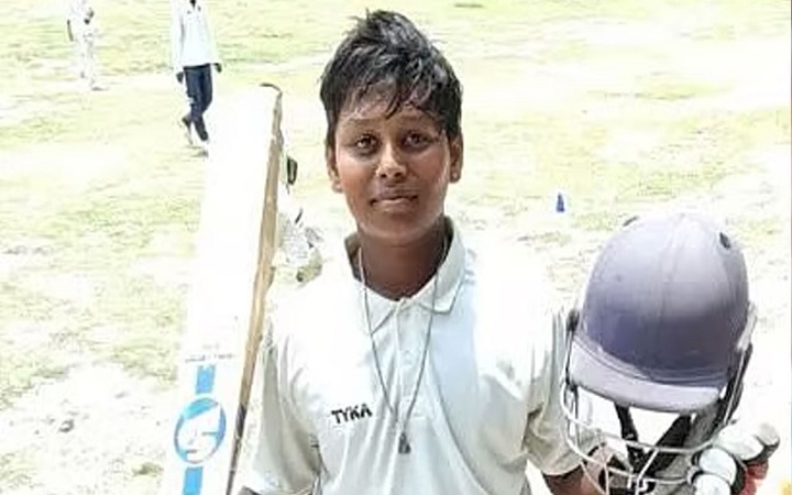 ১৩৪ বলে ৩২৭ রানের ইনিংস খেলে আলোচনায় ১৩ বছরের কিশোর