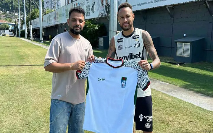 নেইমারের হাতে বাংলাদেশের জার্সি