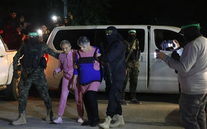 আরো ১২ জিম্মিকে মুক্তি দিল হামাস