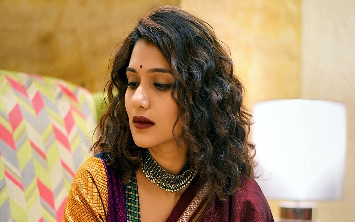 নায়িকার বেপরোয়া গতির গাড়ির চাপায় পিষ্ট শ্রমিক