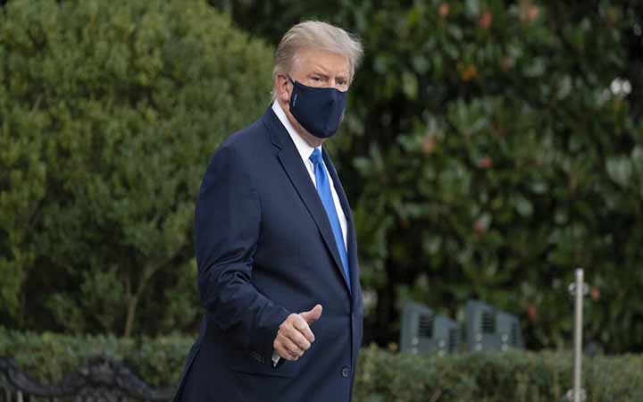 হাসপাতাল থেকে হঠাৎ করে বের হলেন ট্রাম্প!