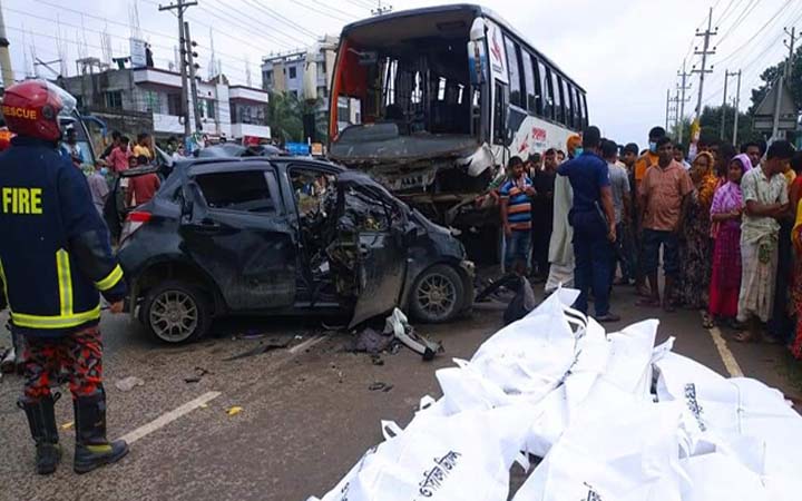 ভালুকায় বাস-প্রাইভেটকারের মুখোমুখি সংঘর্ষে নিহত ৬