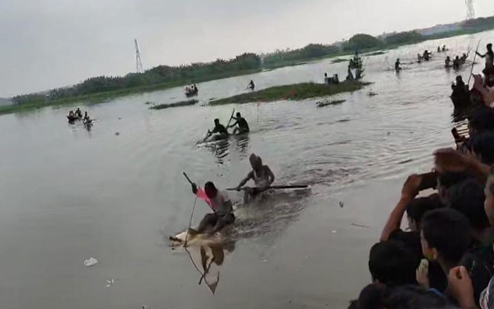 ফরিদপুরে গ্রাম-বাংলার ঐতিহ্যবাহী ভেলা বাইচ অনুষ্ঠিত