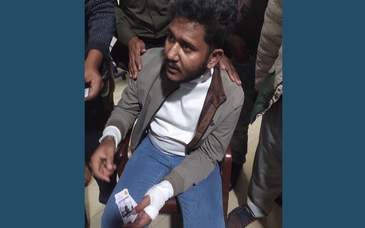 খুমেক হাসপাতালে ভুয়া চিকিৎসক আটক