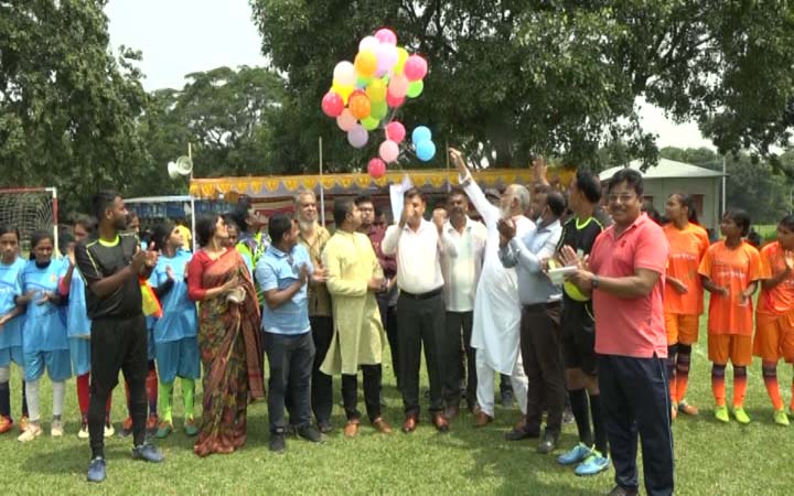 কুষ্টিয়ায়  জাতির পিতা বঙ্গবন্ধু শেখ মুজিবুর রহমান ও বঙ্গমাতা শেখ ফজিলাতুন্নেছা মুজিব জাতীয় গোল্ডকাপ ফুটবল টুর্নামেন্ট শুরু :