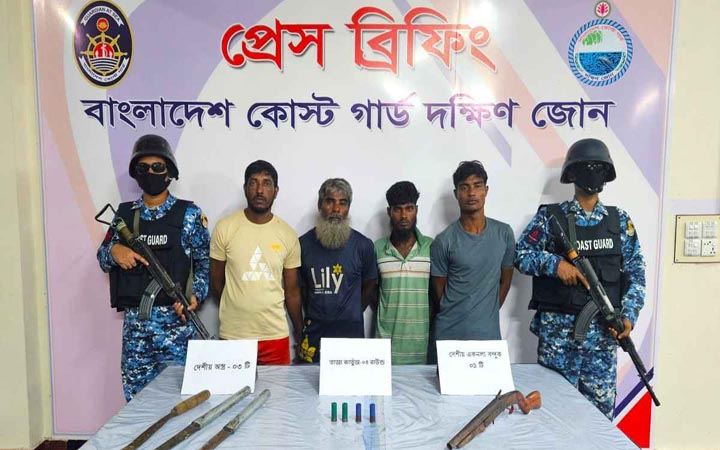 ভোলায় ৪ ডাকাত আটক, অস্ত্র-গোলাবারুদ জব্দ