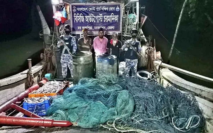 ভোলায় মাছসহ ৩ জেলে আটক, ট্রলিংবোট-জাল জব্দ