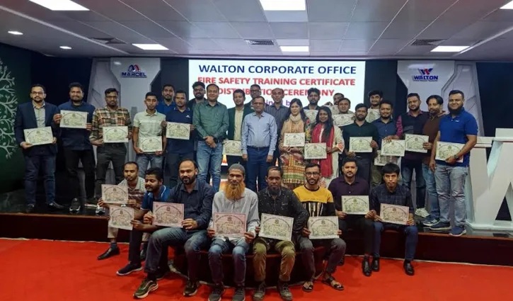 ওয়ালটন হাইটেক অফিসে অগ্নিনির্বাপণ প্রশিক্ষণের সনদ বিতরণ