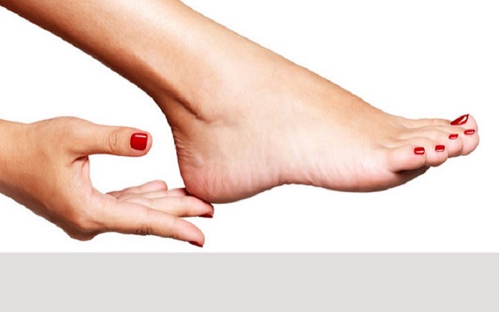 শীতে পা ফাটে কেন? পরিত্রাণের উপায়