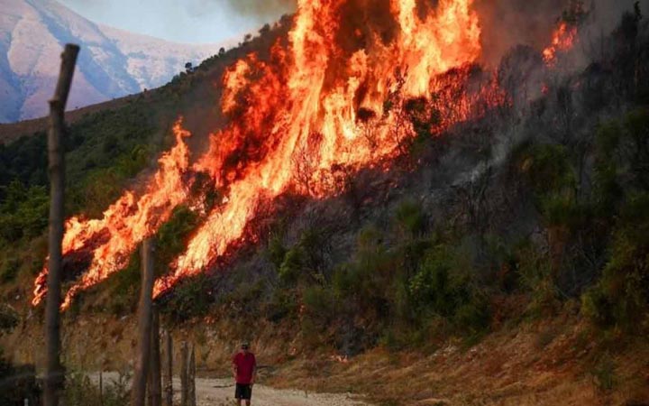 দক্ষিণ ইউরোপজুড়ে ভয়াবহ দাবানল, ঘরছাড়া হাজার হাজার মানুষ