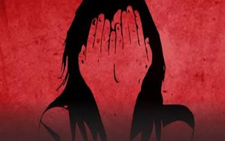 ঝিনাইদহে পরকীয়ার অভিযোগে নারীকে চুল কেটে ও মরিচের গুঁড়া ছিটিয়ে নির্যাতন