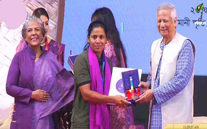 অদম্য নারীদের হাতে পুরস্কার তুলে দিলেন প্রধান উপদেষ্টা