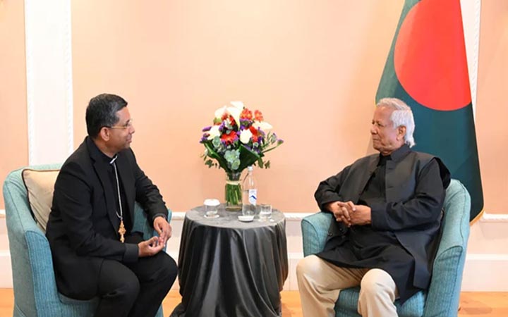 প্রধান উপদেষ্টার সঙ্গে সাক্ষাৎ করলেন কার্ডিনাল প্রিফেক্ট কুভাকাড