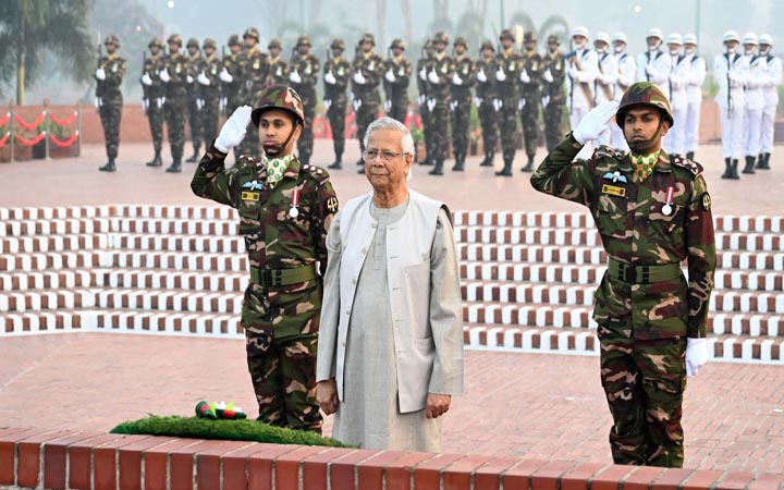 জাতীয় স্মৃতিসৌধে বীর শহীদদের প্রতি শ্রদ্ধা জানালেন প্রধান উপদেষ্টা
