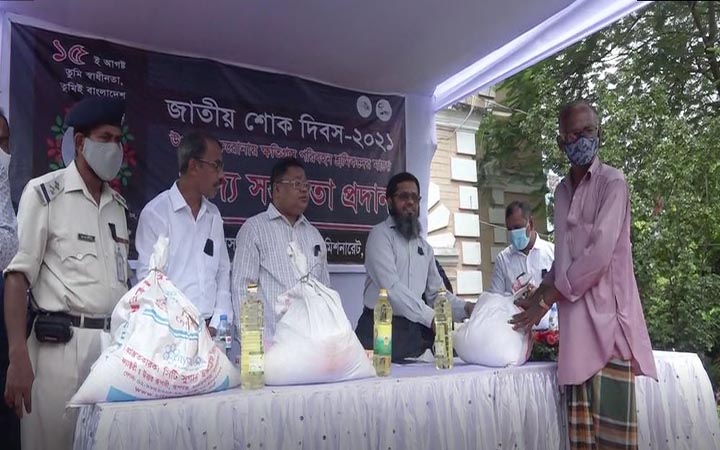 করোনায় ক্ষতিগ্রস্থ পরিবহন শ্রমিকদের মাঝে যশোর কাস্টমস্ এর খাদ্যসামগ্রী বিতরণ