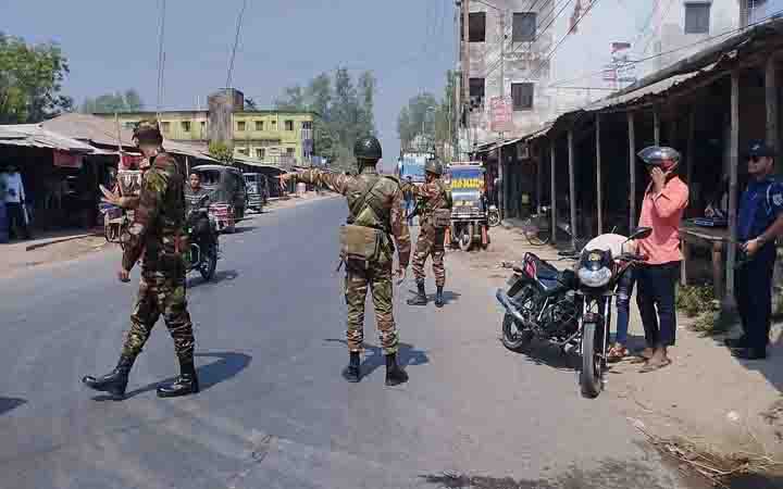 গোবিন্দগঞ্জে যানজট নিরসনে সেনাবাহিনী