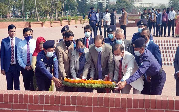 স্মৃতিসৌধে শ্রদ্ধা জানালেন সিইসি