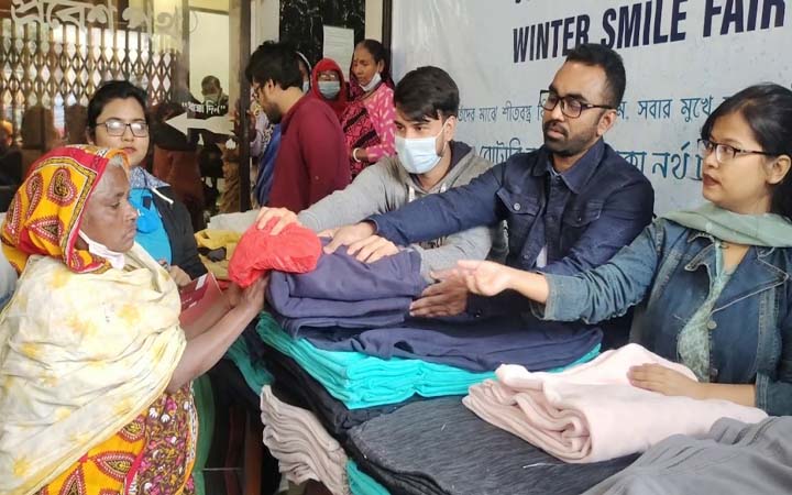 কুষ্টিয়ায় রোটার‍্যাক্ট ক্লাব অফ ইস্ট ওয়েস্ট ইউনিভার্সিটির শীতবস্ত্র বিতরণ