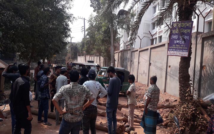 রাস্তা সংস্কারের দাবিতে কুবি শিক্ষার্থীদের অবরোধ